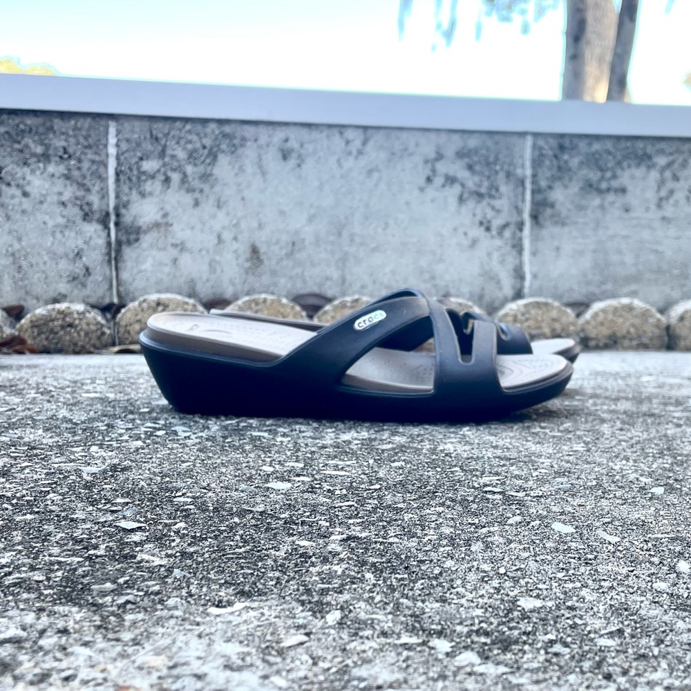 *EUC* CROCS Patricia II Wedge Sandals - Womens Sz 9 - Brown - Strappy - Slip On - Picture 4 of 7